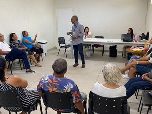 Prefeitura de Arapiraca orienta Grupo da Terceira idade contra golpes na internet