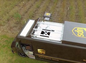 Empresa de correios dos EUA demonstra entrega por drone