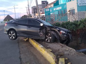 Motorista perde controle da direção e carro quase cai em córrego em Maceió