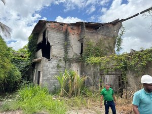 Imóvel abandonado no Clima Bom é demolido por recomendação da Defesa Civil de Maceió