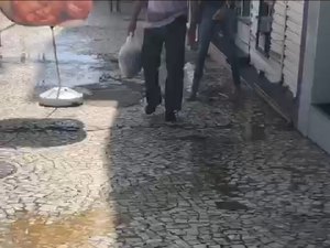 [Vídeo] Vazamento na praça Bom Conselho gera reclamação de comerciantes