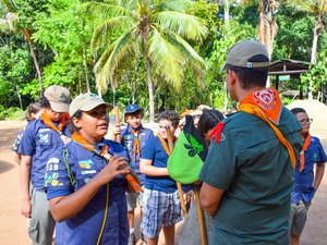 Escoteiros do Fogo promovem ação de prevenção na praia de Pajuçara