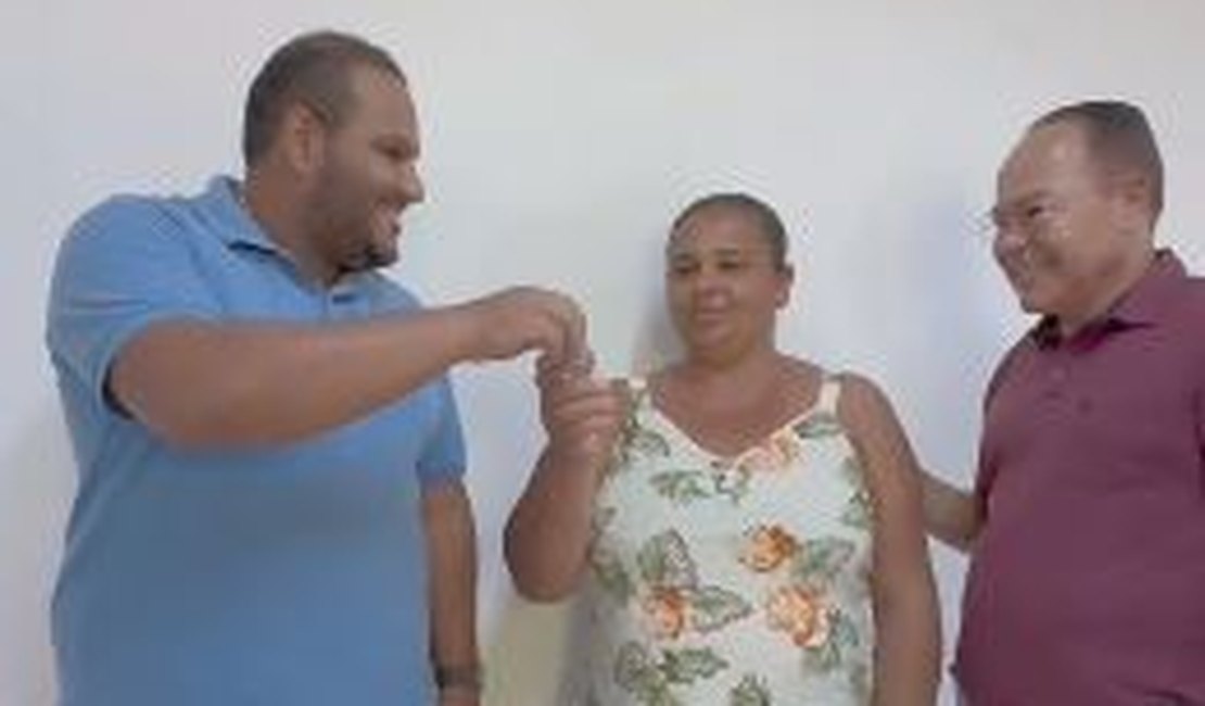 Prefeitura de Matriz do Camaragibe entrega chaves de residência à moradora da cidade