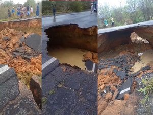 Cratera aberta pela chuva interrompe totalmente o tráfego no km 290 em Tucano, na Bahia