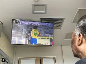 Filha de Pelé posta foto do pai vendo Marta em ação pela seleção