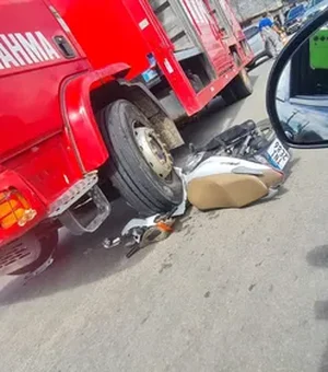 Motociclista vai parar debaixo de caminhão após acidente em Penedo