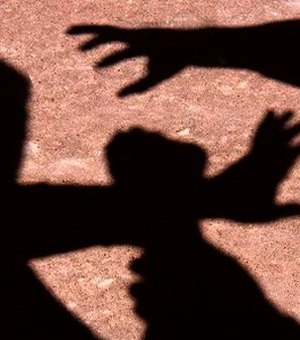 Criminosos tentam estuprar mulher na frente dos filhos e do marido
