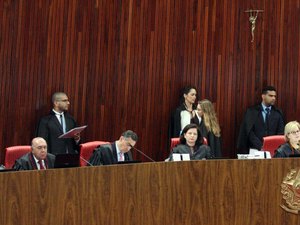 TSE decide por 6 votos a 1 rejeitar a candidatura de Lula a presidente