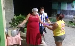 Com auxílio emergencial, mulher distribui sopa em Matriz de Camaragibe