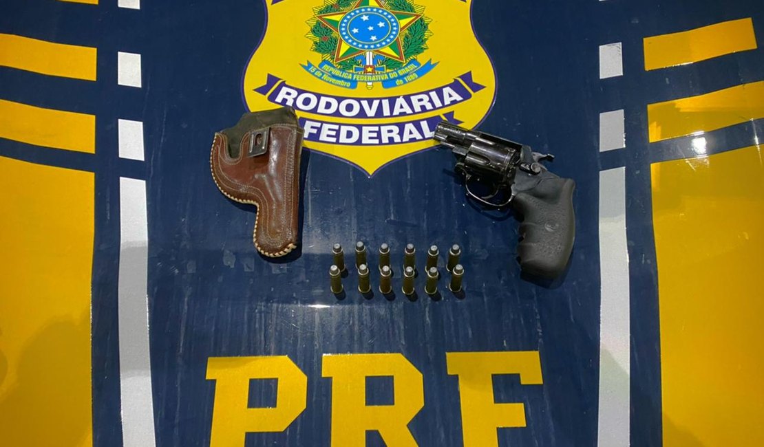Polícia Rodoviária prende homem por porte ilegal de arma de fogo na BR 104