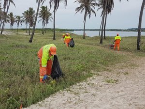 Prefeitura de Maceió realiza limpeza geral na praia do Pontal da Barra