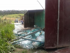 Em São Miguel, carroceria de carreta bitrem tomba na BR-101