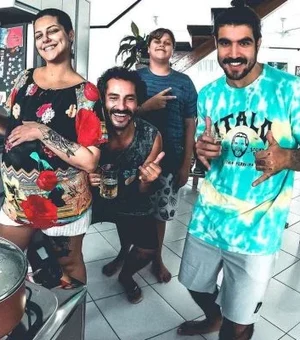 Caio Castro posta foto sem aliança com amigos e levanta suspeita