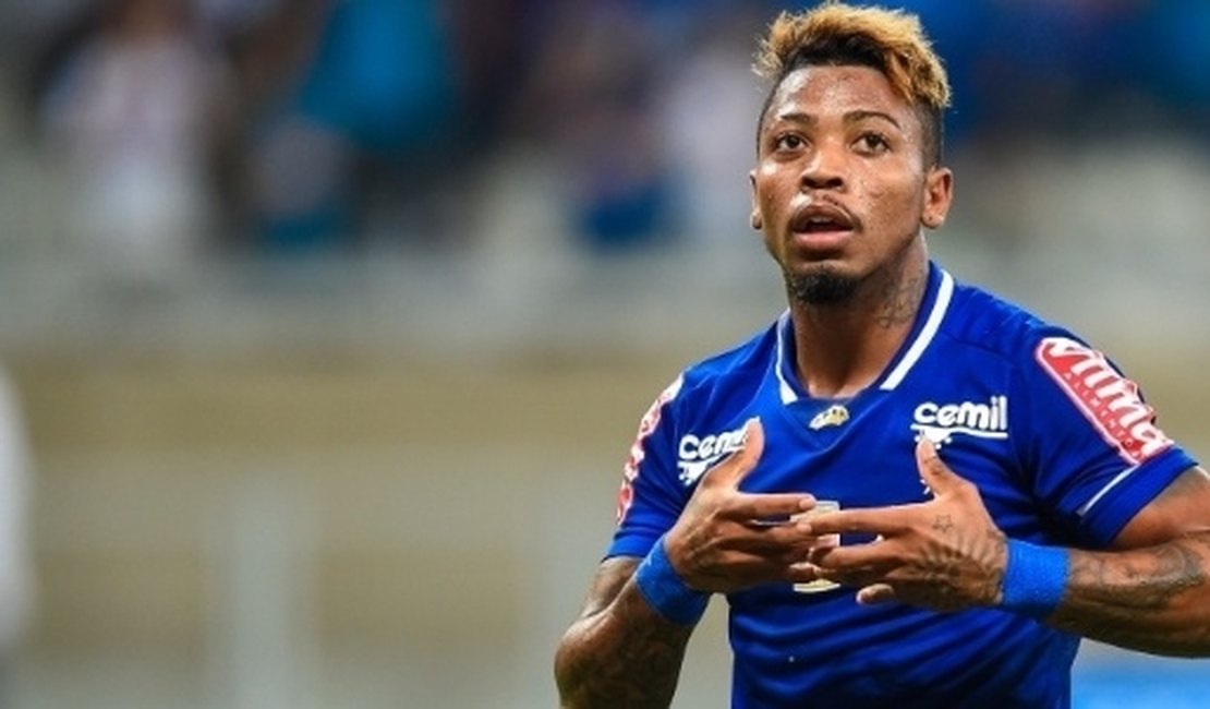 Contratado por R$ 1,2 milhão, queridinho de Luxa 'some' do Cruzeiro de Mano