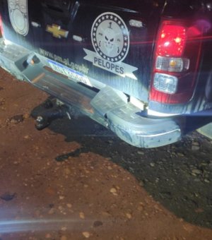 Condutor embriagado colide veículo na traseira de viatura da PM em Penedo e acaba preso