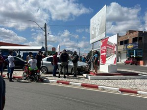 Motociclista é arrastado após colisão com carro em Olho d’Água do Casado