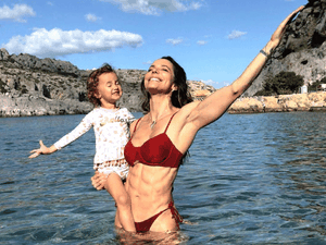 Influenciadora fitness rebate críticas por dar whey protein na mamadeira para filha de 3 anos