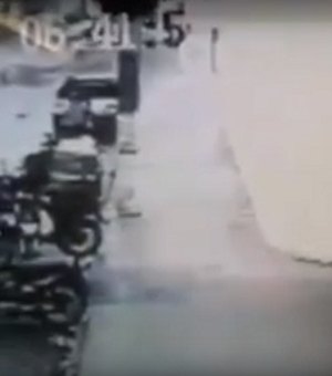Câmeras de segurança flagram criminoso furtando bicicleta em frente a supermercado