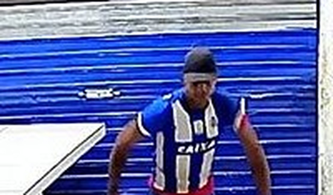 Câmeras flagram roubo em estabelecimento comercial em Maceió