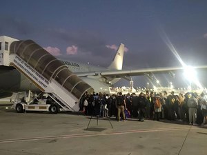 Avião com mais de 200 brasileiros repatriados de Israel chega ao Brasil