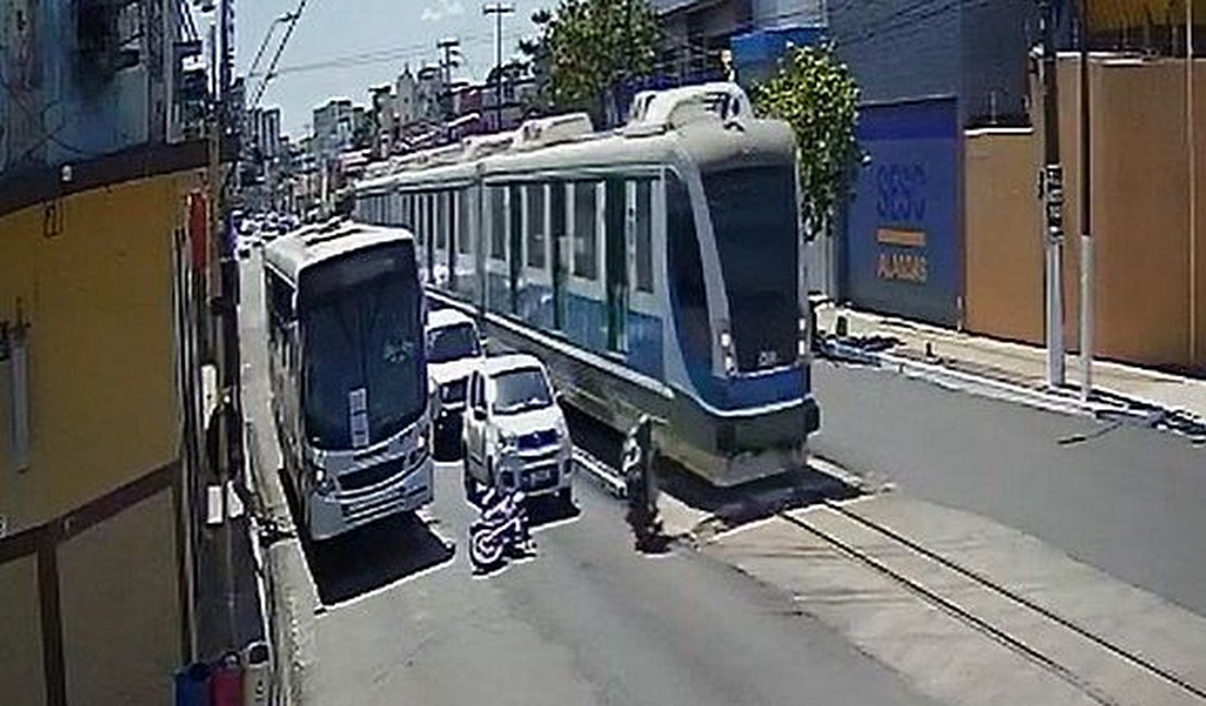 Vídeo: motociclista impede que idosa seja atropelada por VLT