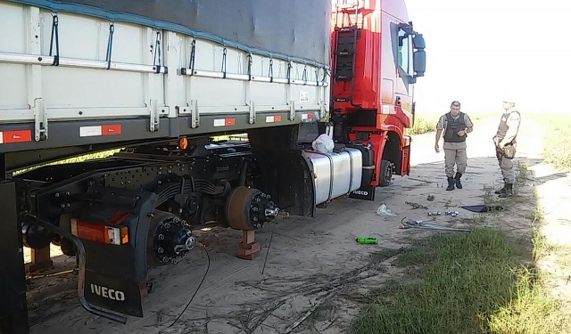 Carreta é encontrada com 18 pneus roubados