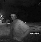 Imagens de totem de monitoramento mostram homem danificando equipamento em Maceió