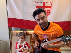 Ao lado da filha, goleiro do CRB comemora aniversário do clube com solo de guitarra