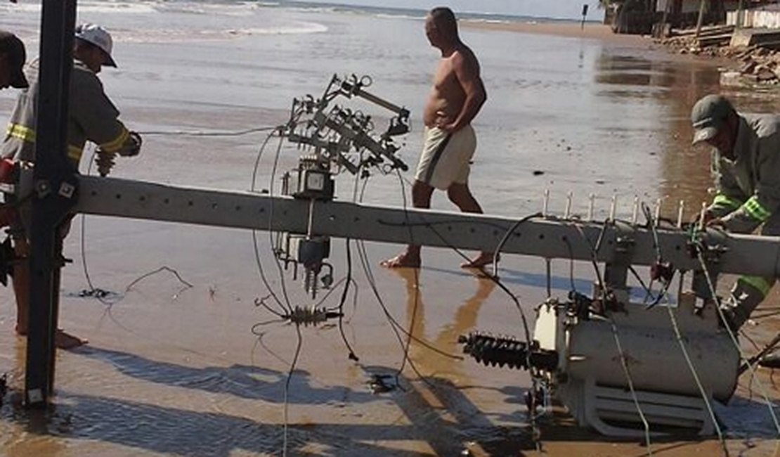 Poste desaba na Praia do Peba e por pouco não causa tragédia