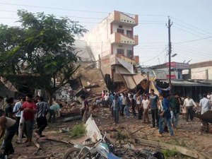 Explosão de gás mata mais de 40 pessoas em restaurante na Índia