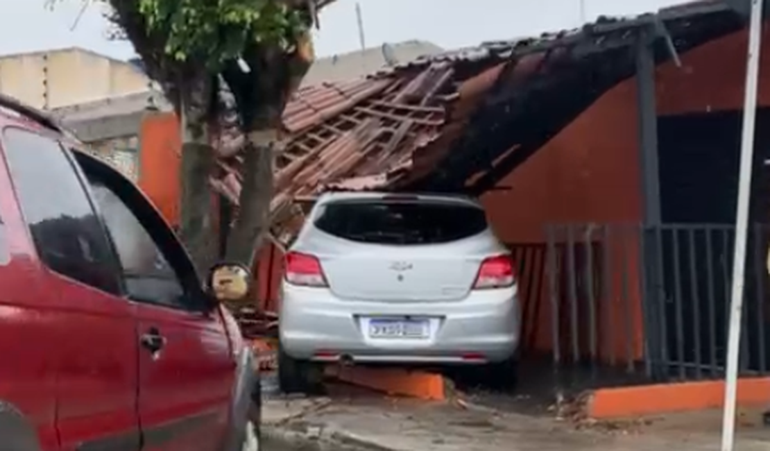 [Vídeo] Colisão entre dois veículos deixa fachada de restaurante destruída em Arapiraca