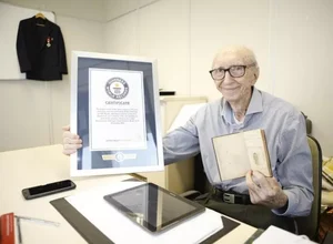 Funcionário mais antigo do mundo completa 100 anos