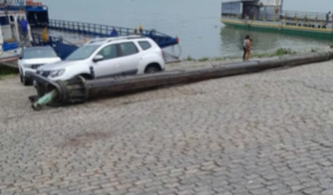 Estrutura metálica se solta de caminhão e atinge carro no Porto das Balsas, em Penedo