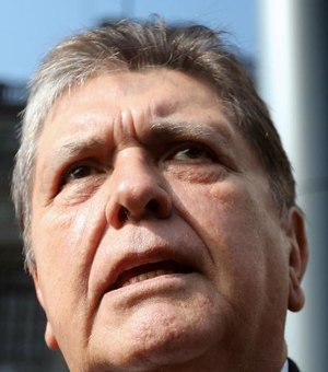 Ex-presidente do Peru morre após atirar na própria cabeça