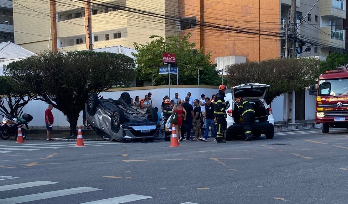 Carro capota após colisão em cruzamento na Ponta Verde