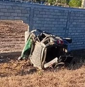 Casal fica ferido após carro sair da pista e capotar em Água Branca