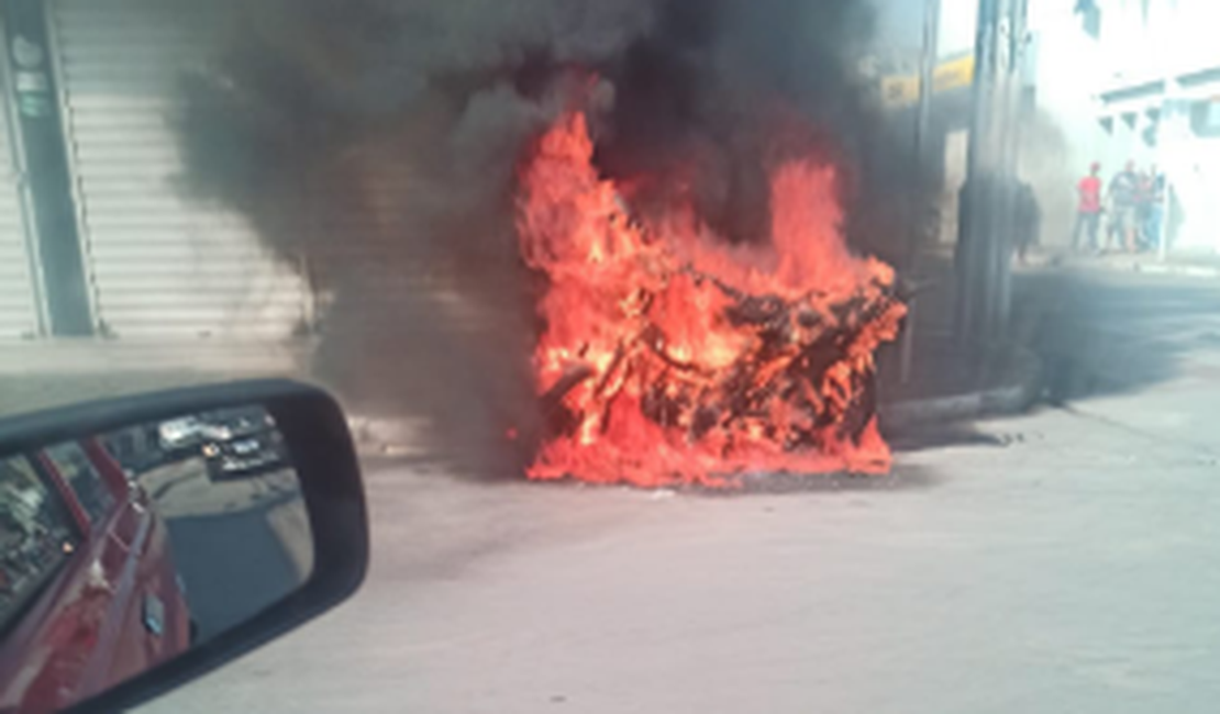[Vídeo] Funcionária de loja toma um susto ao perceber incêndio em motocicleta