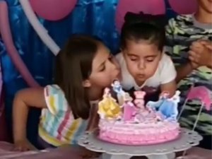 [Vídeo] Menina apaga vela de aniversariante e festa termina em confusão