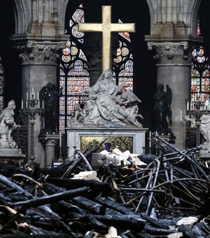 Emmanuel Macron promete reconstruir Notre-Dame em até 5 anos