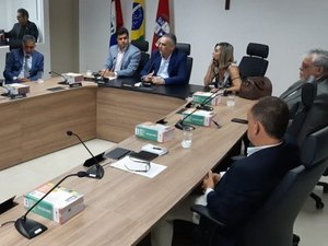 MPE e MPF se reúnem com Prefeitura de Maceió para tratar de ações no Pinheiro