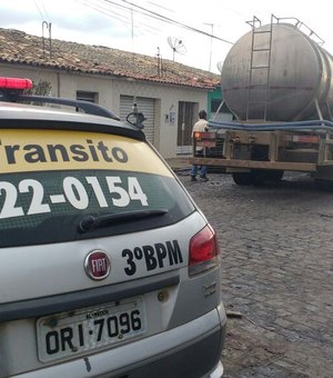 Colisão entre carro-pipa e veículo de passeio interrompe trânsito em Arapiraca