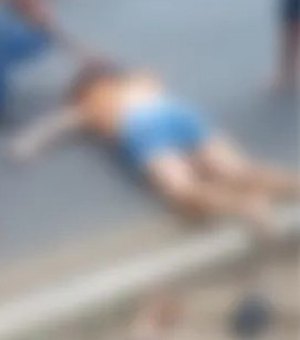 Homem e mulher ficam em estado grave após moto atingir árvore em Maceió