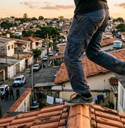 Suspeito de homicídios pula telhados, mas é preso com drogas em Arapiraca