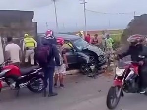 Carro colide contra muro às margens da Av. Rota do Mar em Maceió