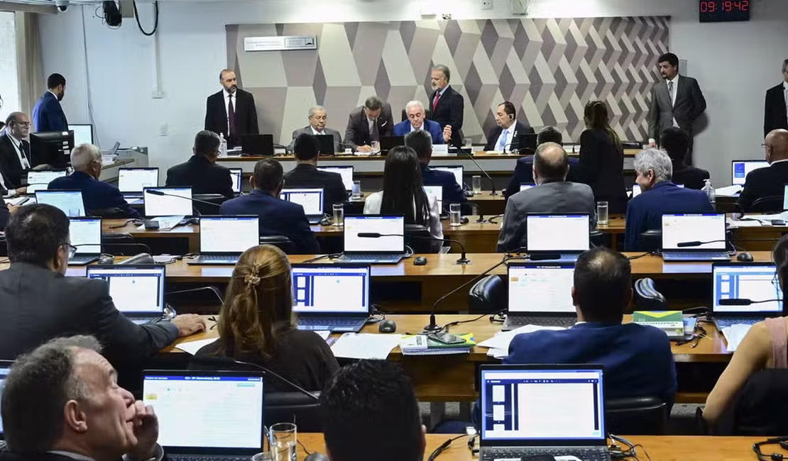 Em votação unânime, CCJ do Senado rejeita e enterra PEC da Blindagem