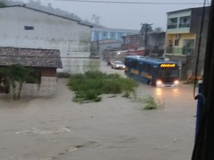 [Vídeo] Distrito Pindorama em Coruripe amanhece inundado após fortes chuvas