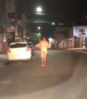 [Vídeo] Homem nu é flagrado andando em ruas de Arapiraca
