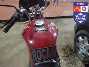 Criminosos roubam moto mas abandonam o veículo logo após o crime