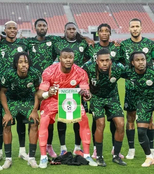 Avião da seleção nigeriana faz pouso de emergência após rachadura