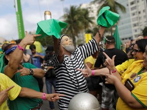 Ato no Rio tem pedidos de fechamento do STF e intervenção militar